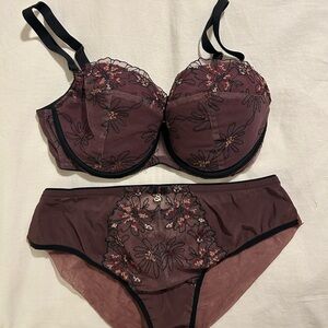 Samanta 34DDD. Purchased in Italy. 
Embroidered floral bra and panty set.